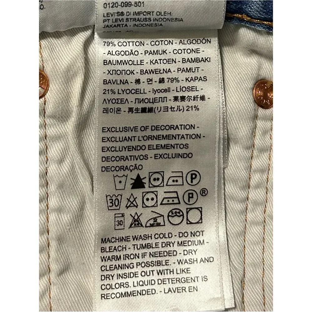 Levi's® 501® Men’s Original Straight fit Jeans in Light Blue Denim. Size W31 L34